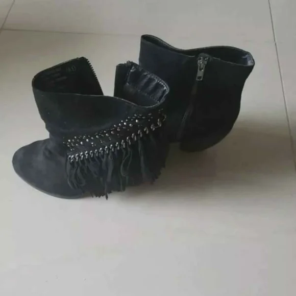Not rated womens black suede Fringe boots Size 9.5 condition is like new - Picture 1 of 4